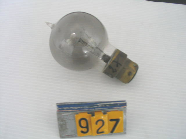  Collection ASPEG, pièce numéro 927 : Ampoule sur support 1871