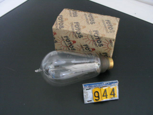  Collection ASPEG, pièce numéro 944 : Ampoules à filament de carbonne sur support 1871