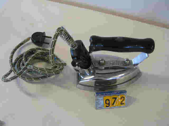  Collection ASPEG, pièce numéro 972 : Fer électrique Week end